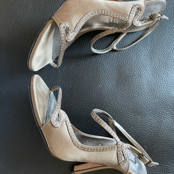 BCBG MAXAZRIA TAN HEELS WITH RHINESTONES - Picture 2 of 4